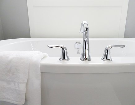 How Bath Resurfacing Can Give Your Bathroom An Appealing Look